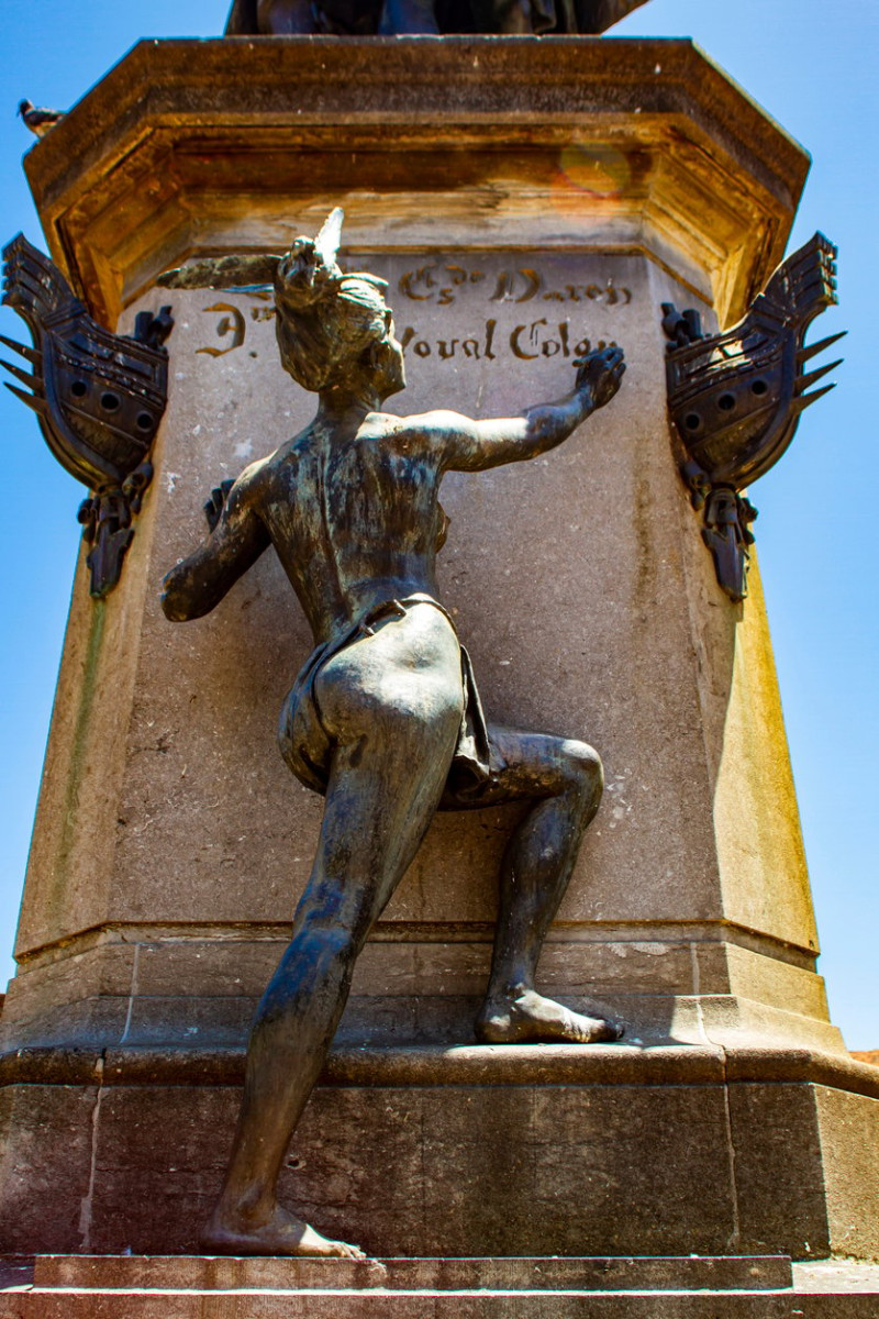 La reina Anacaona aferrada al pedestal de la escultura.