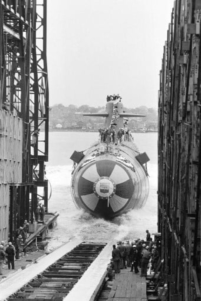 El submarino balístico nuclear estadounidense USS LaFayette se desliza hacia el mar, el día de su lanzamiento el 8 de mayo de 1962 en Electric Boat, General Dynamics, en Groton, Connecticut, después de que la Primera Dama de los Estados Unidos, Jacqueline Kennedy, la bautizara. El USS Lafayette (SSBN-616), el barco líder de su clase de submarinos de misiles balísticos, fue el tercer barco de la Armada de los Estados Unidos en ser nombrado en honor a Gilbert du Motier, Marqués de Lafayette.
AFP