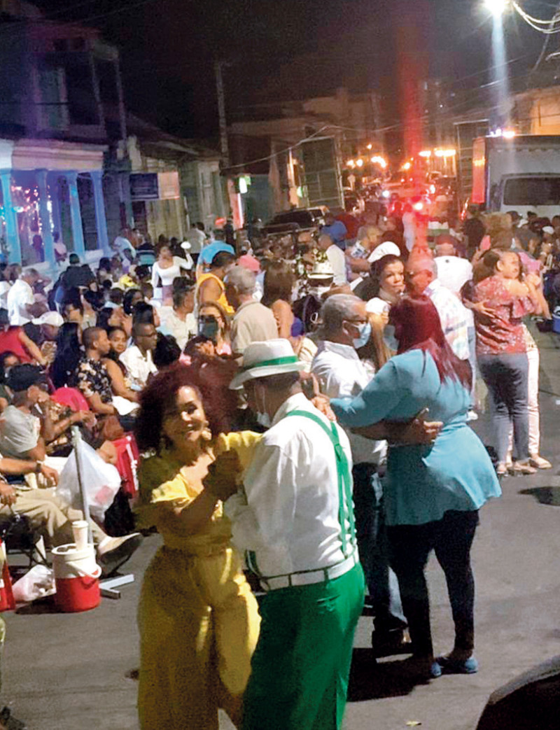 Fiesta y baile, todos juntos, mientras el Covid arrasa.