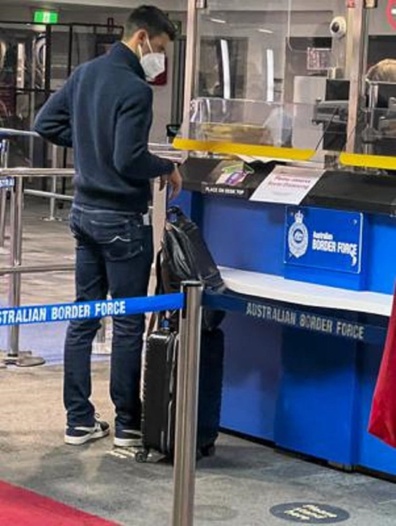 Novak Djokovic fotografiado a su llegada al aeropuerto de Melbourne el 5 de enero del 2022.