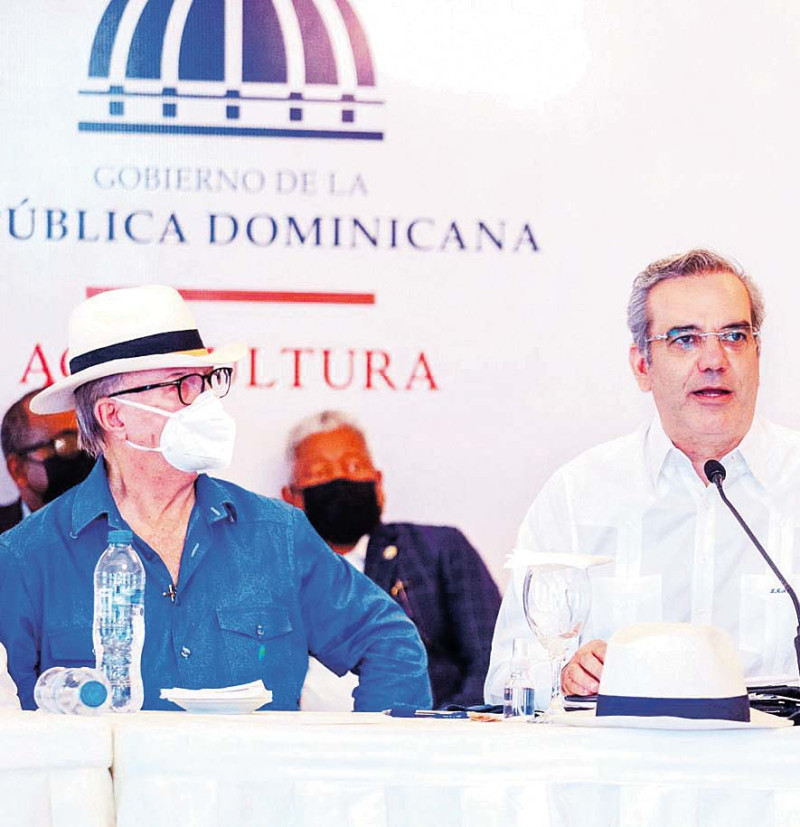 Luis Abinader estuvo acompañado en el acto por el expresidente de la República, Hipólito Mejía.