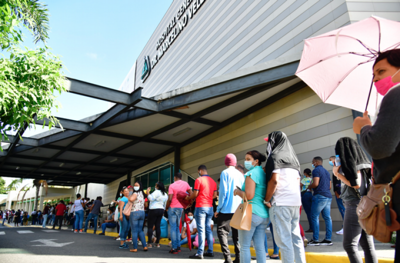 Las filas en los hospitales públicos de personas procurando asistencia médica por síntomas sospechosos de Covid-19, como fue el caso del Marcelino Vélez Santana, en el sector Herrera.
