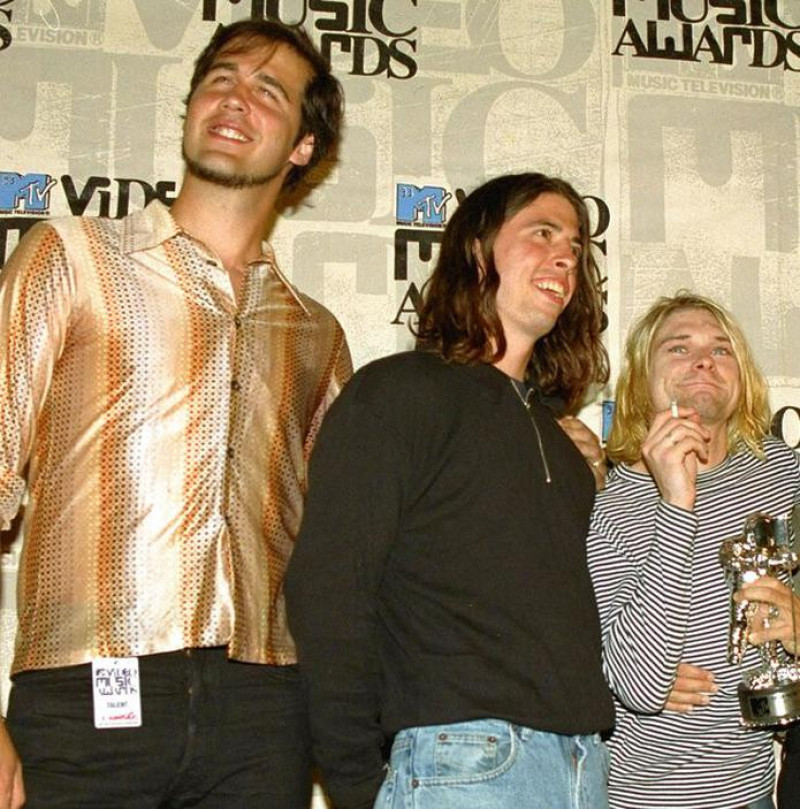 Krist Novoselic, Dave Grohl y Kurt Cobain de la banda Nirvana en los MTV Video Music Awards del 2 de septiembre de 1993. (The Associated Press)