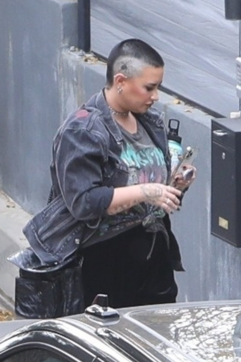 Demi Lovato fue vista con un nuevo look que incluye corte de pelo al ras y una araña tatuada.