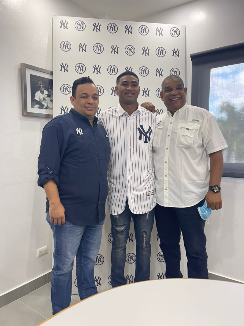 Roderick Arias al centro figura junto a Edgar Mateo y Victor Mata ejecutivos de los Yankees en Dominicana y América Latina