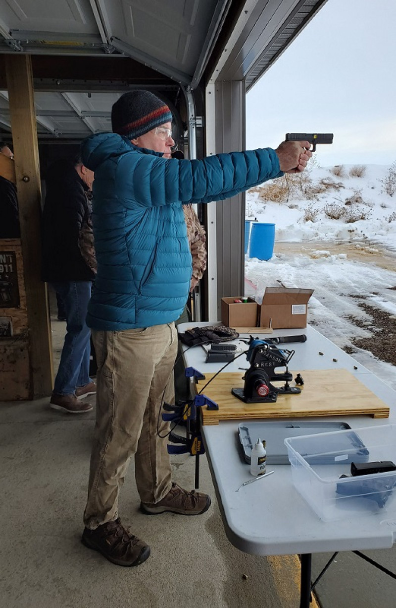Esta foto del folleto tomada el 6 de enero de 2022 y publicada el 13 de enero de 2022 por LodeStar Works muestra a Ken Chandler probando disparar una pistola inteligente en Boise, Idaho. 
Jengibre CHANDLER / LodeStar Works / AFP