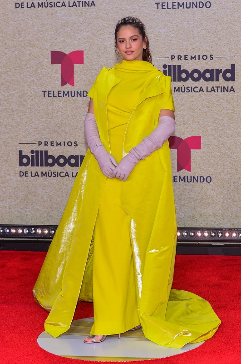La cantante española Rosalía posa en la alfombra roja de los Premios Billboard de la Música Latina el 23 de septiembre en el Watsco Center en Miami, Florida (EE.UU.). EFE/Giorgio Viera