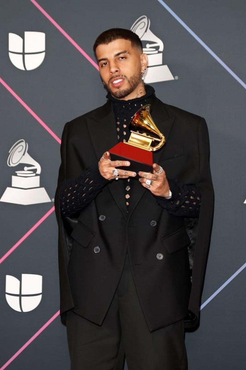 Rauw Alejandro recibe un premio durante la 22 edición de los Premios Grammy Latinos, el pasado 18 de noviembre, en Las Vegas. EFE/EPA/NINA PROMMER