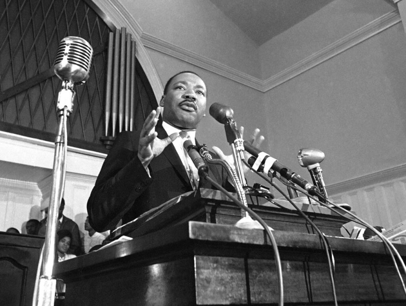 En esta foto de 1960, el líder de los derechos civiles Martin Luther King Jr. habla en Atlanta.

Foto:  AP, Archivo)