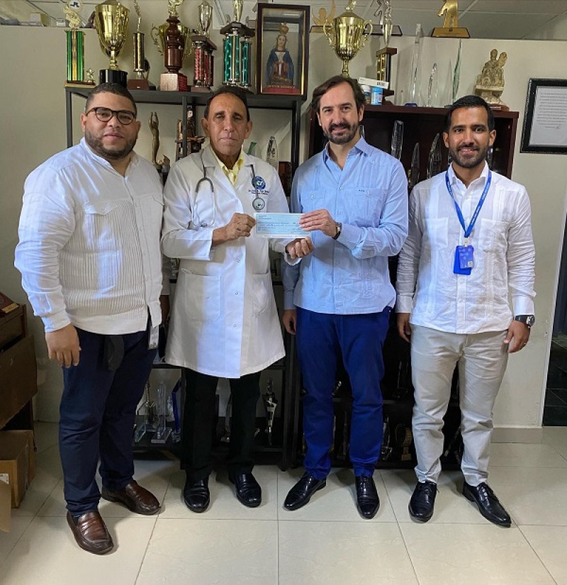 CEF Santo Domingo hace donativo a la Clínica Cruz Jiminián.