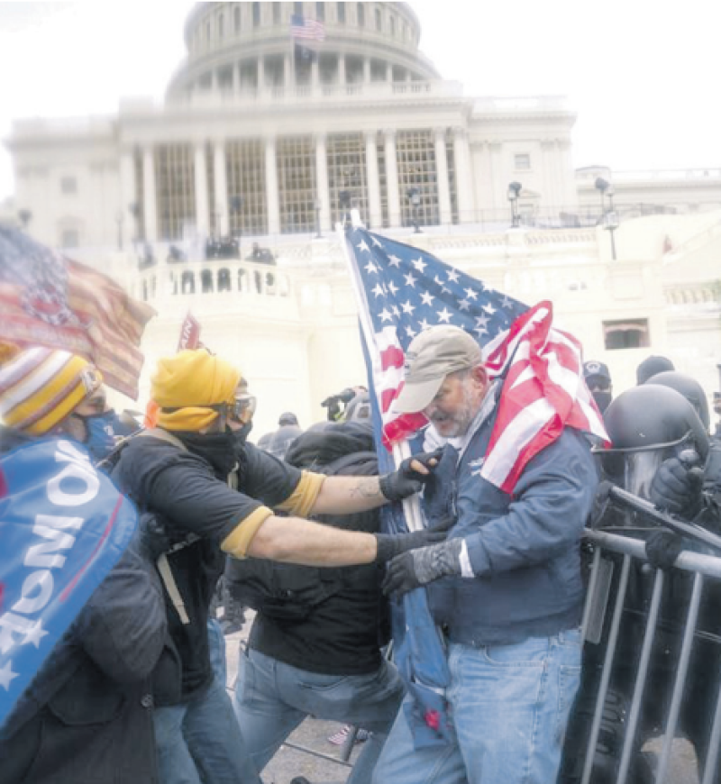 Los alborotadores intentan atravesar una barrera policial en el Capitolio de Washington el 6 de enero de 2021. AP