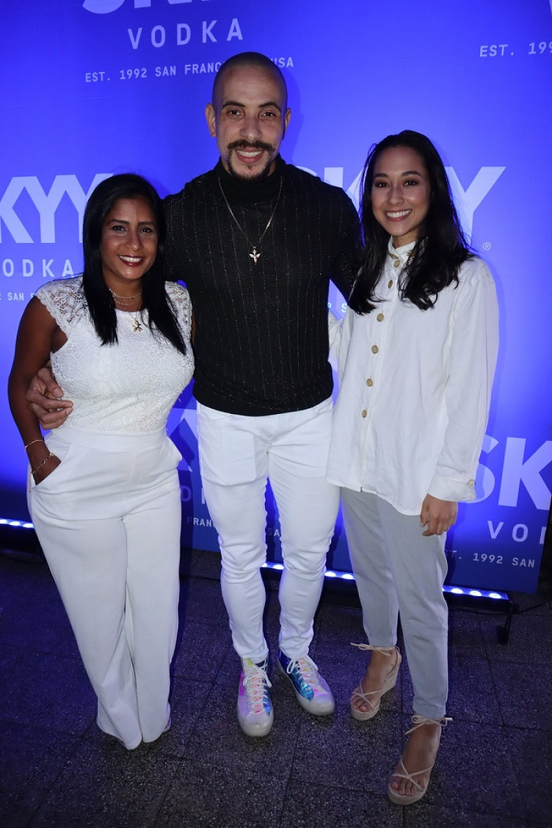 Ivonne Peralta, Juan Esteban Rosario y Nicole Espejo.