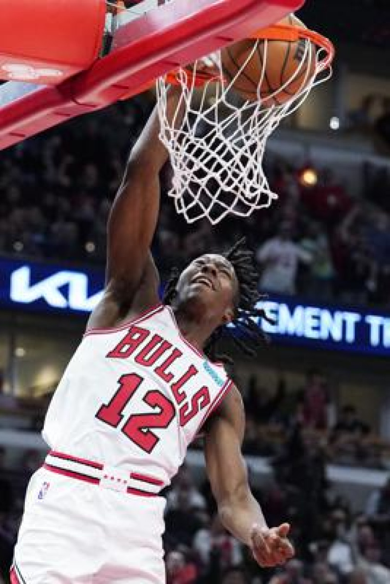 Ayo Dosunmu, de los Bulls de Chicago, anota de volcada contra los Timberwolves de Minnesota. (AP)