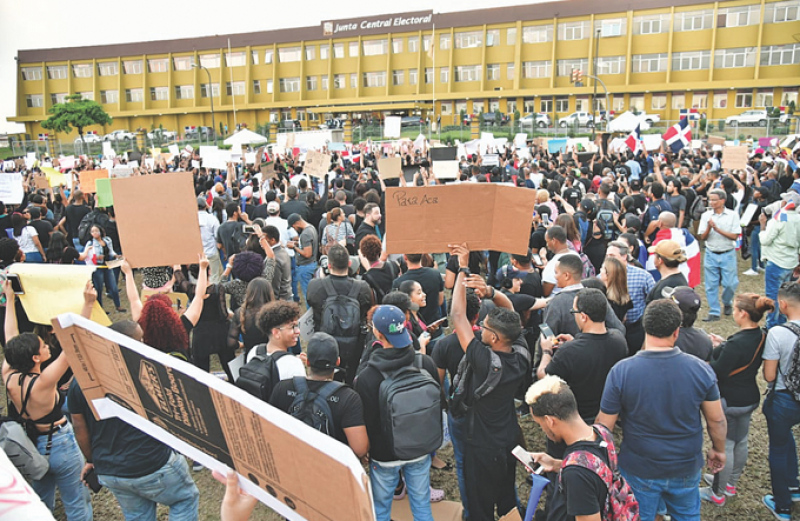 El presidente de la JCE, Julio César Castaños Guzmán, anunció la suspensión de los comicios municipales, lo que desató protestas en la Plaza de la Bandera. archivo /listín diario