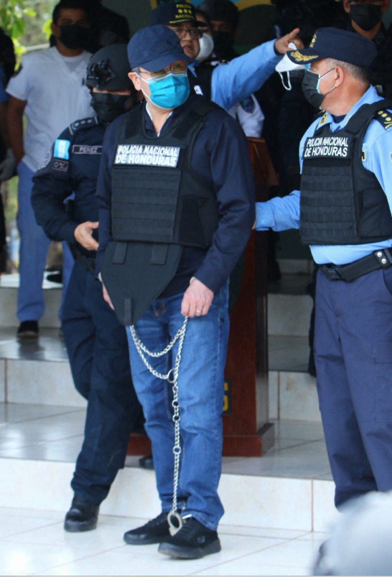 El presidente Juan Orlando Hernández cuando era trasladado ante un juez. / AFP