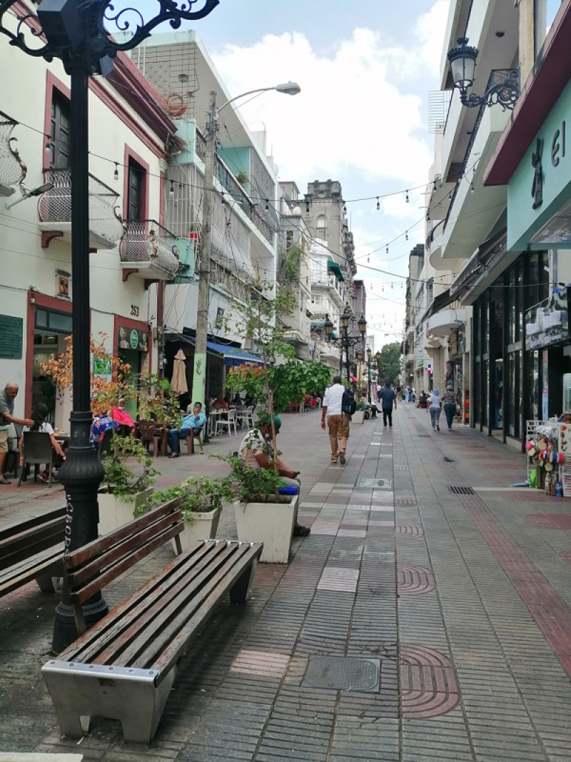 Calle El Conde. A la izquierda, mesas al exterior de La Cafetera. Fotos Carmenchu Brusíloff