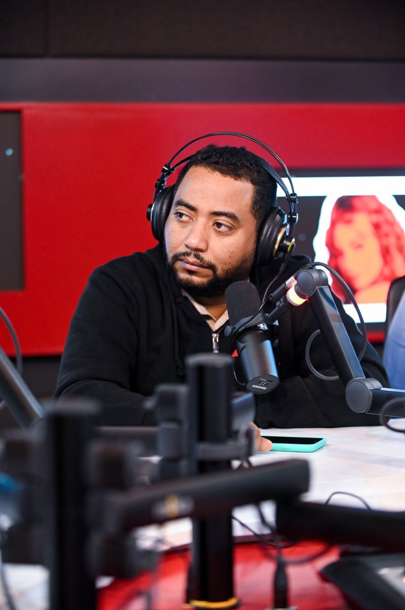 Ariel Santana produce el programa "Esto no es radio show", que se transmite por Alofoke FM.