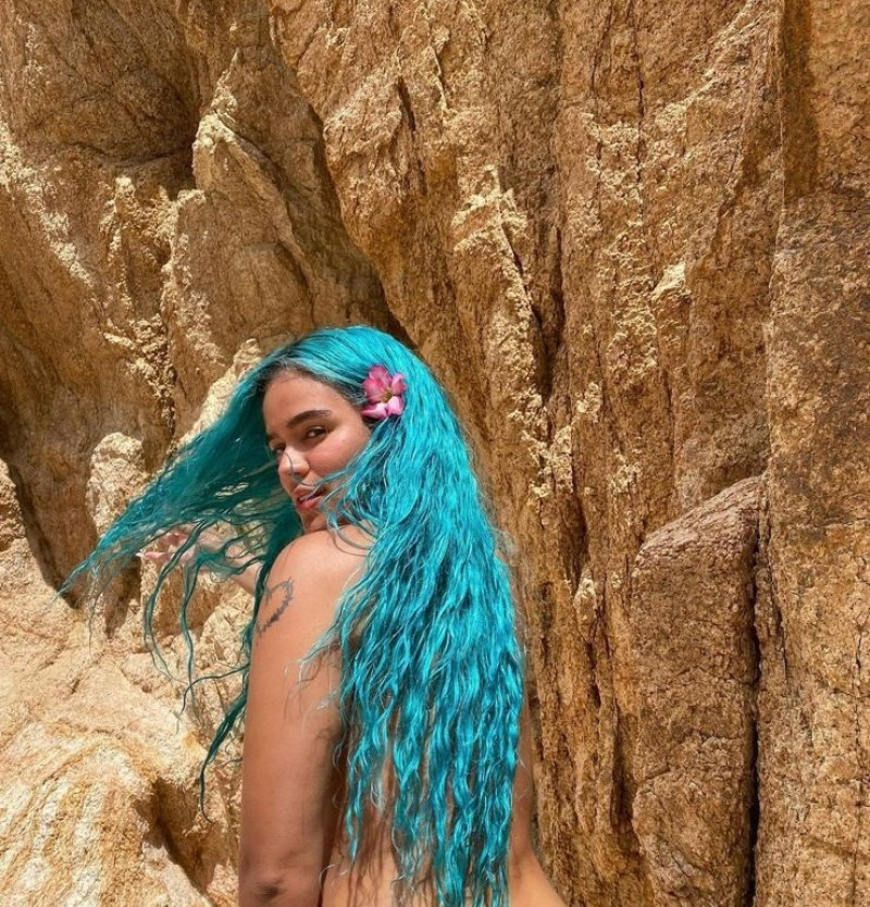 Karol G dejó en su Instagram un regalo especial a sus seguidores: en la playa sin ropa, cubriéndose con su propio cuerpo.