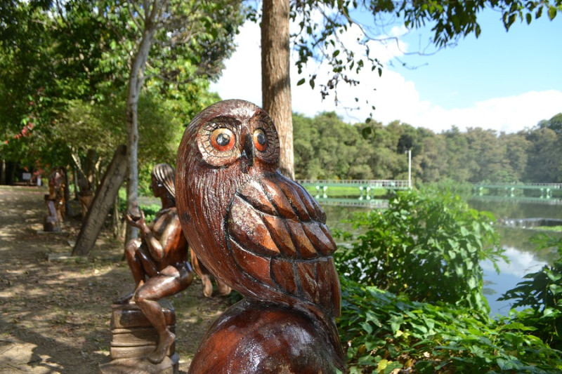 Una de las obras de Wandy Casilla en el sendero principal de Lagos de Clavijo.  Yaniris López / LD