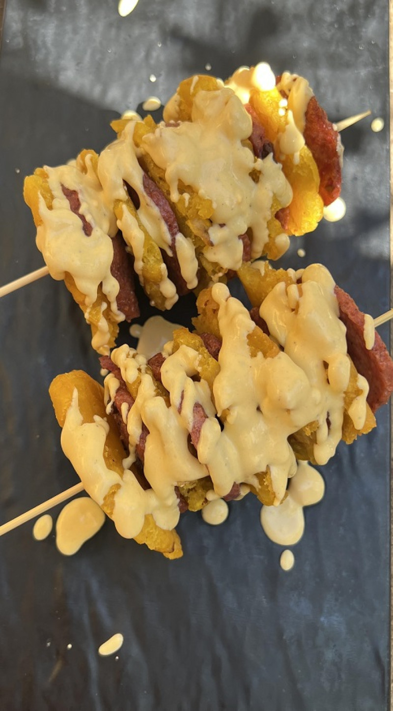 Su participación se enmarcará dentro de su línea de llevar los platos dominicanos de lo cotidiano a lo extraordinario. Pincho de fritos con salami y salsa de queso. Fotos cortesía de la chef