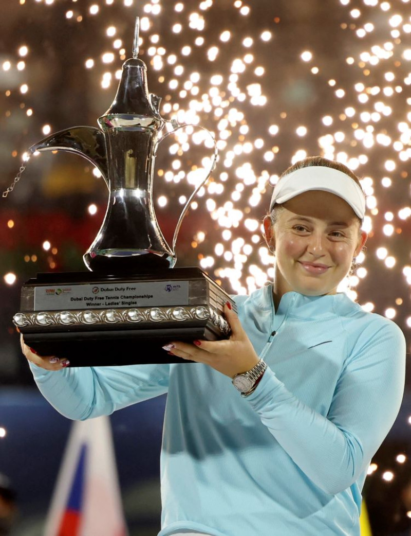 Jelena Ostapenko sostiene el trofeo que la acredita como campeona del torneo WTA 500 de Dubái.