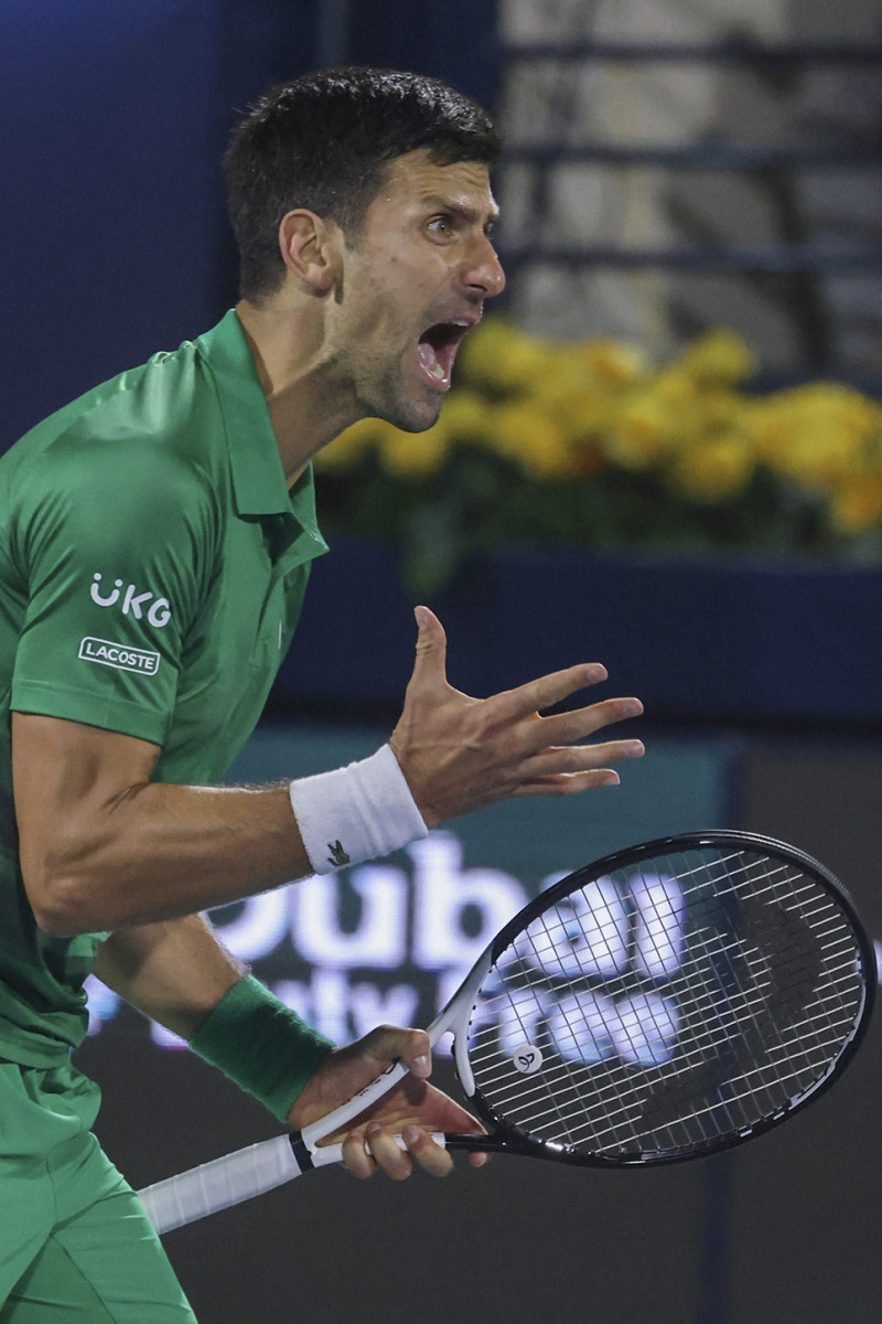 Novak Djokovic de Serbia reacciona durante el partido de dieciseisavos de final del ATP Dubai Duty Free Tennis Championship contra Lorenzo Musetti de Italia en el emirato del Golfo de Dubai.