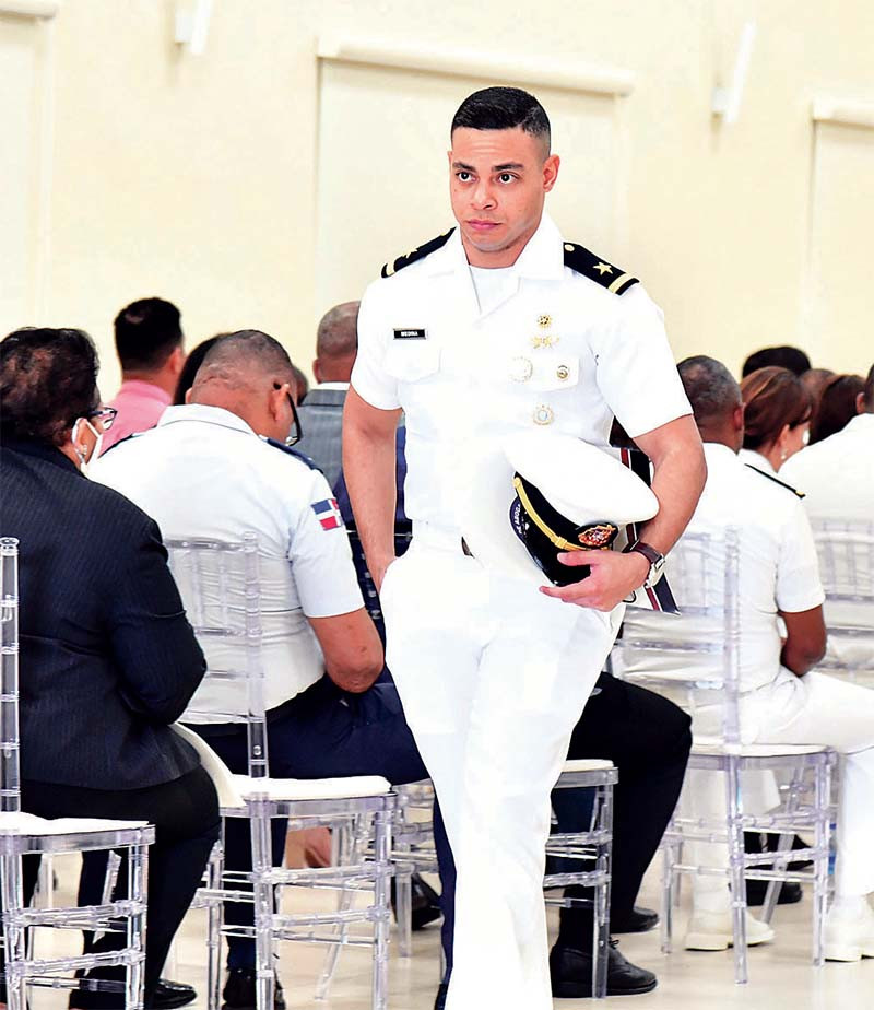 Carlos Medina camino a recibir su diploma. JORGE MARTÍNEZ