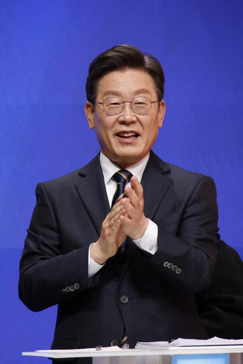 Lee Jae-myung, el candidato presidencial del gobernante Partido Demócrata, se prepara para un debate televisado para las próximas elecciones presidenciales del 9 de marzo en Seúl el 21 de febrero de 2022.
HEO RAN / PISCINA / AFP