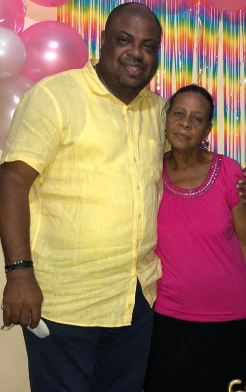 El técnico deportivo Eddy González (izquierda) junto a su madre, Luz del Carmen Montilla (Angelita), en la celebración del cumpleaños 69 de ésta, hace unos meses.