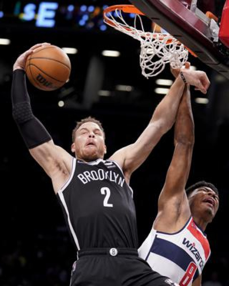 En foto del 17 de febrero del 2022, Blake Griffin de los Nets de Brooklyn toma un rebote superando al alero de los Wizards de Washington Rui Hachimura..