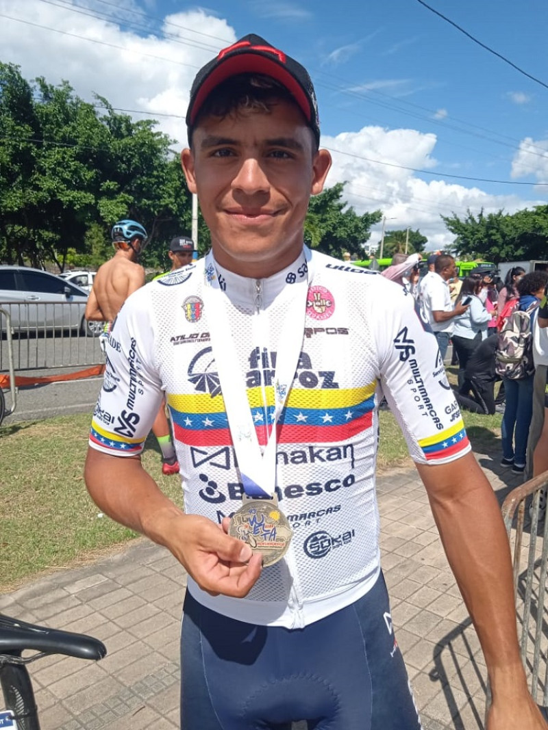 Luis Gómez posa con la medalla que lo acredita como ganador de la tercera etapa de la Vuelta Ciclista Independencia.