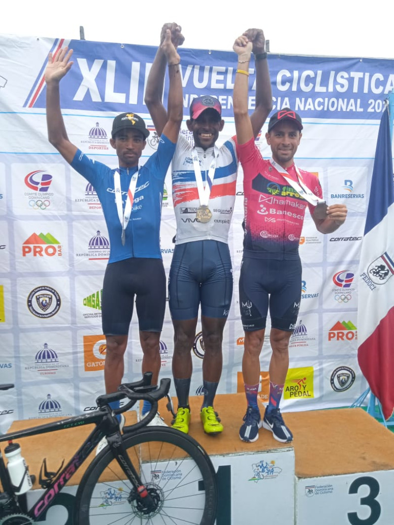 Augusto Sánchez Berigüete  posa en el podio de los ganadores junto al vegano Ismael Sánchez y el venezolano Jorge Abreu.