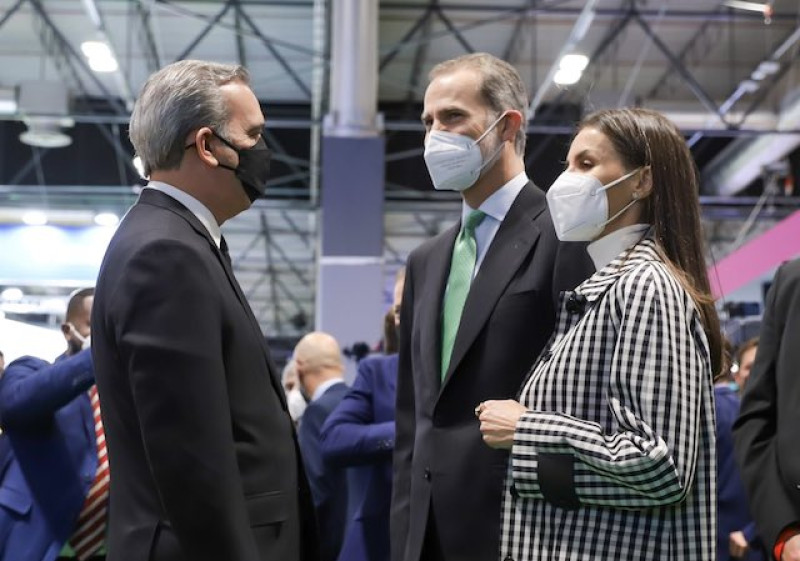 Luis Abinader junto a los reyes de España, Felipe VI y Letizia, quienes visitaron el stand de República Dominicana en la apertura de Fitur 2022.