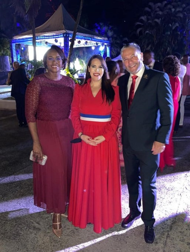 La embajadora Angie Martínez junto al Presidente del Senado de Jamaica, Tom Tavares-Finson, y la Primera Dama de Jamaica, Juliet Holness