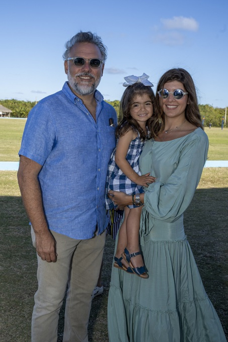 Hatuey de Camps y Matilde Khoury junto a su hija.