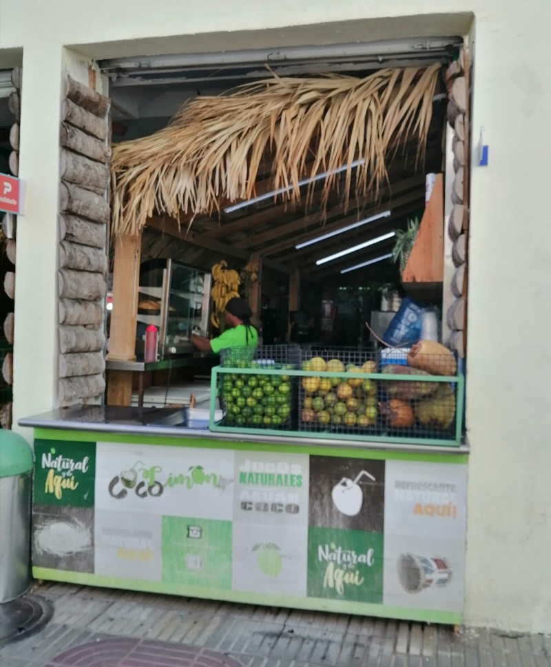 En El Conde un local vende frutas y jugos.  Carmenchu Brusíloff