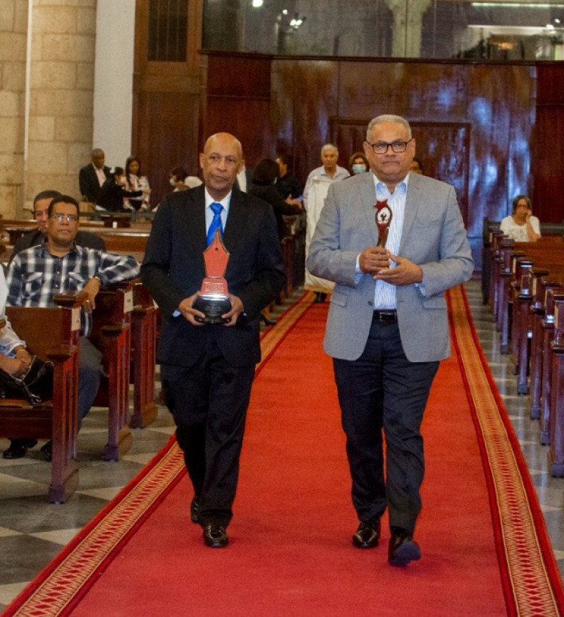 Los expresidente de Acroarte, Carlos T. Martínez y Alexis Beltré, en el momento del ofertorio.