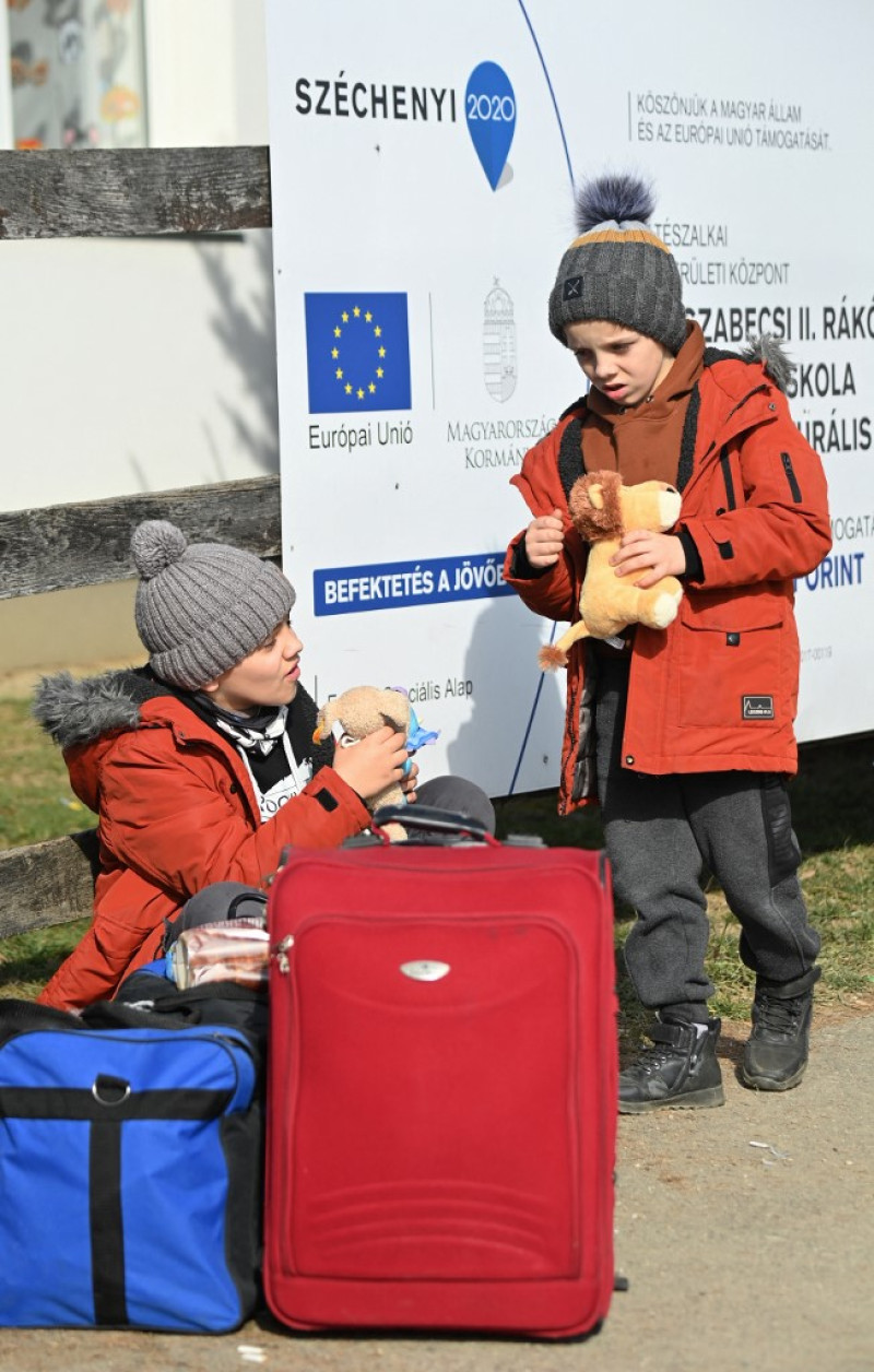 Jóvenes refugiados ucranianos juegan con juguetes de peluche frente a un centro de refugiados temporal de la escuela primaria local en Tiszabecs, cerca de la frontera húngaro-ucraniana, el 3 de marzo de 2022. Más de un millón de personas han huido de Ucrania a los países vecinos desde Rusia lanzó su invasión a gran escala hace apenas una semana.
Atila KISBENEDEK / AFP