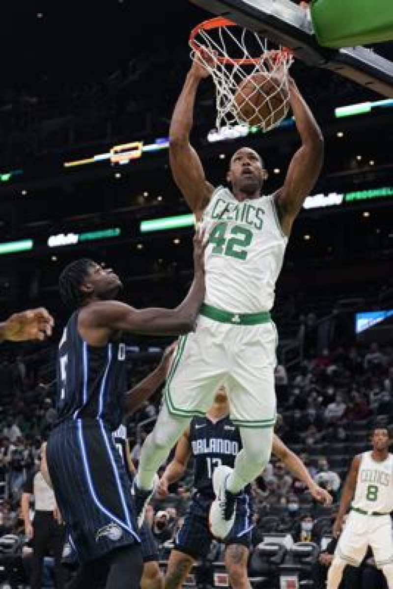 El pívot de los Boston Celtics, Al Horford (42), realiza una volcada .