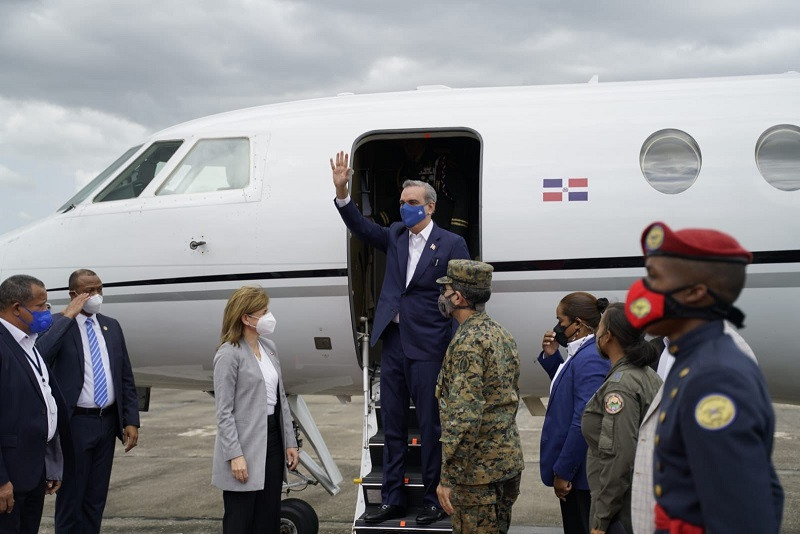 Presidente Luis Abinader bajando de un avión. / Fuente externa