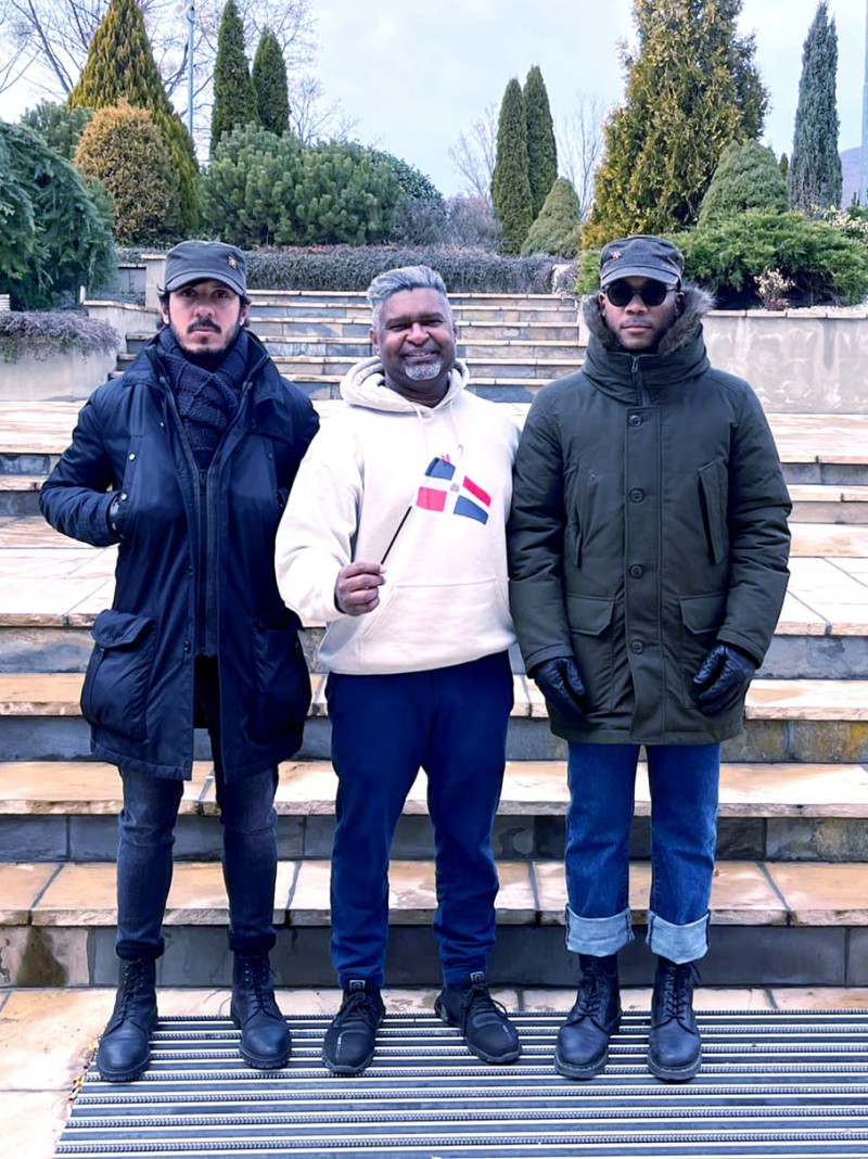 Davis Rodríguez Carpio junto a Julio Alberto Martínez y Ricardo Andrés Moreta, ministro consejero y  consejero de la Embajada de la República Dominicana en Alemania, respectivamente, a su llegada a Eslovaquia/ Cortesía de entrevistado