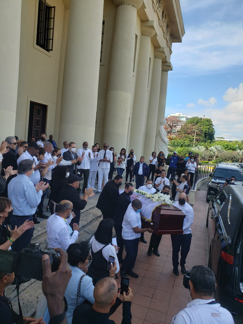 El ataúd con el cuerpo de Patricia Ascuasiati a la salida del Palacio de Bellas Artes.