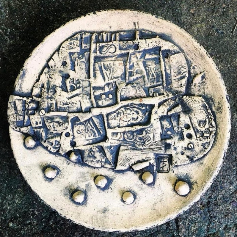 Pieza única. Plato de cerámica cedido por el artista visual y ceramista Thimo Pimentel para "Conociendo mi patrimonio".