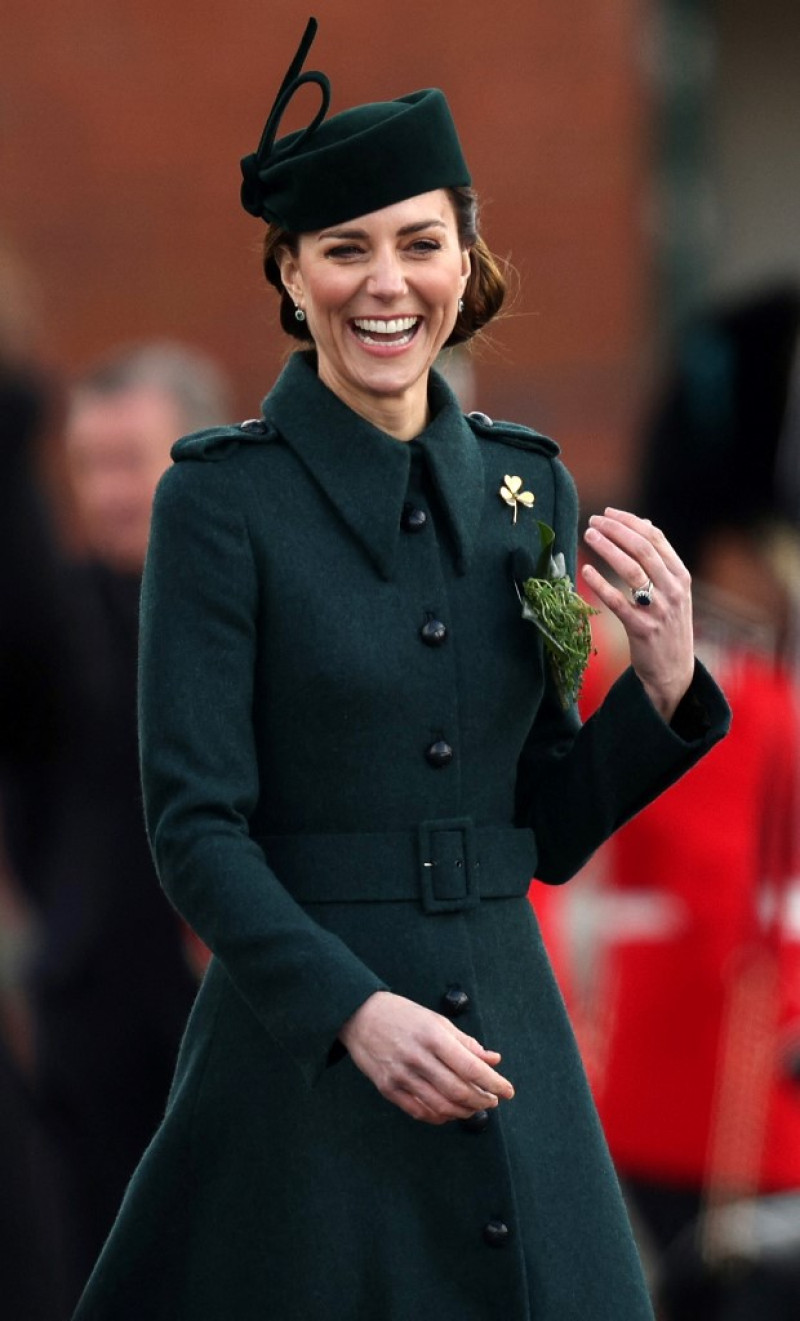 La británica Catherine, duquesa de Cambridge, reacciona durante un desfile del Día de San Patricio en Mons Barracks en Aldershot, al suroeste de Londres, el 17 de marzo de 2022.
Adrián DENNIS / AFP