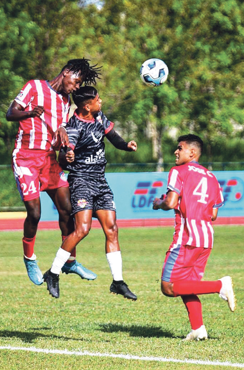 Uno de los tantos momentos de acción entre los equipos de Jarabacoa y San Cristóbal ayer, el cual fue ganado por los primeros con marcador de 2-0.
