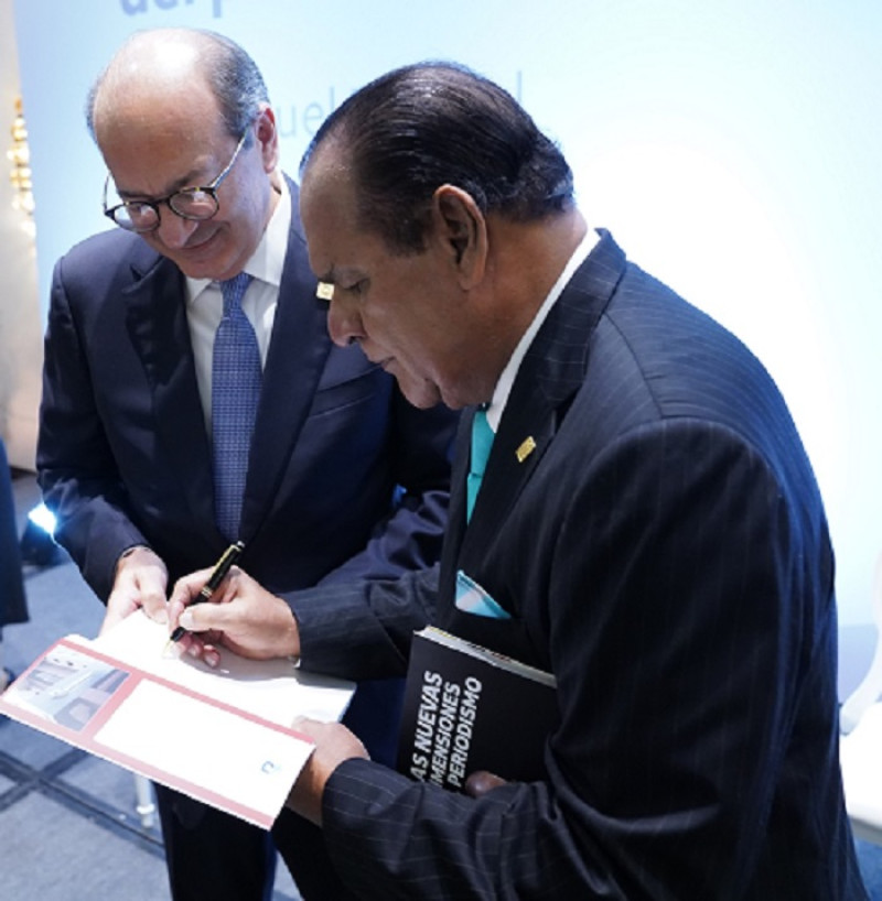 Miguel Franjul firma un ejemplar del libro a Jean Haché.