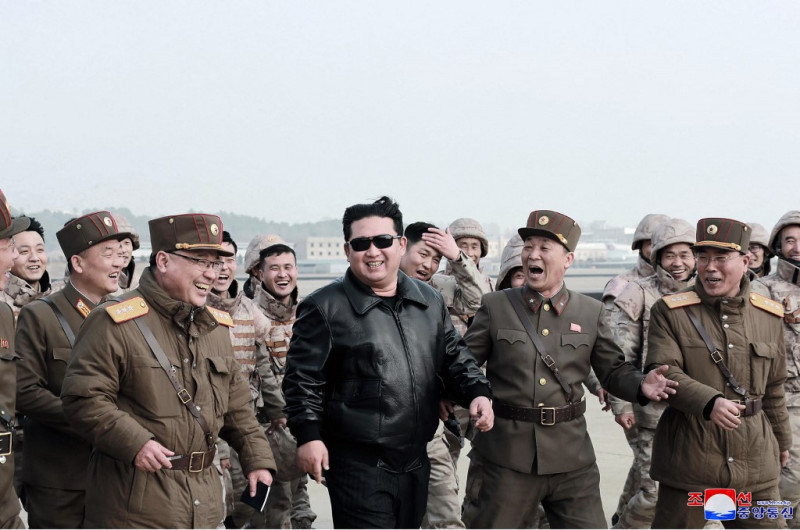 Esta fotografía tomada el 24 de marzo de 2022 y publicada por la Agencia Central de Noticias de Corea del Norte (KCNA) el 25 de marzo de 2022 muestra al líder norcoreano Kim Jong Un (centro) caminando con personal militar norcoreano durante la operación de lanzamiento de prueba de qué estado los medios informan de un nuevo tipo de misil balístico intercontinental (ICBM), el Hwasongpho-17 de las fuerzas estratégicas de Corea del Norte en un lugar no revelado en Corea del Norte. STR / AFP / KCNA VÍA KNS