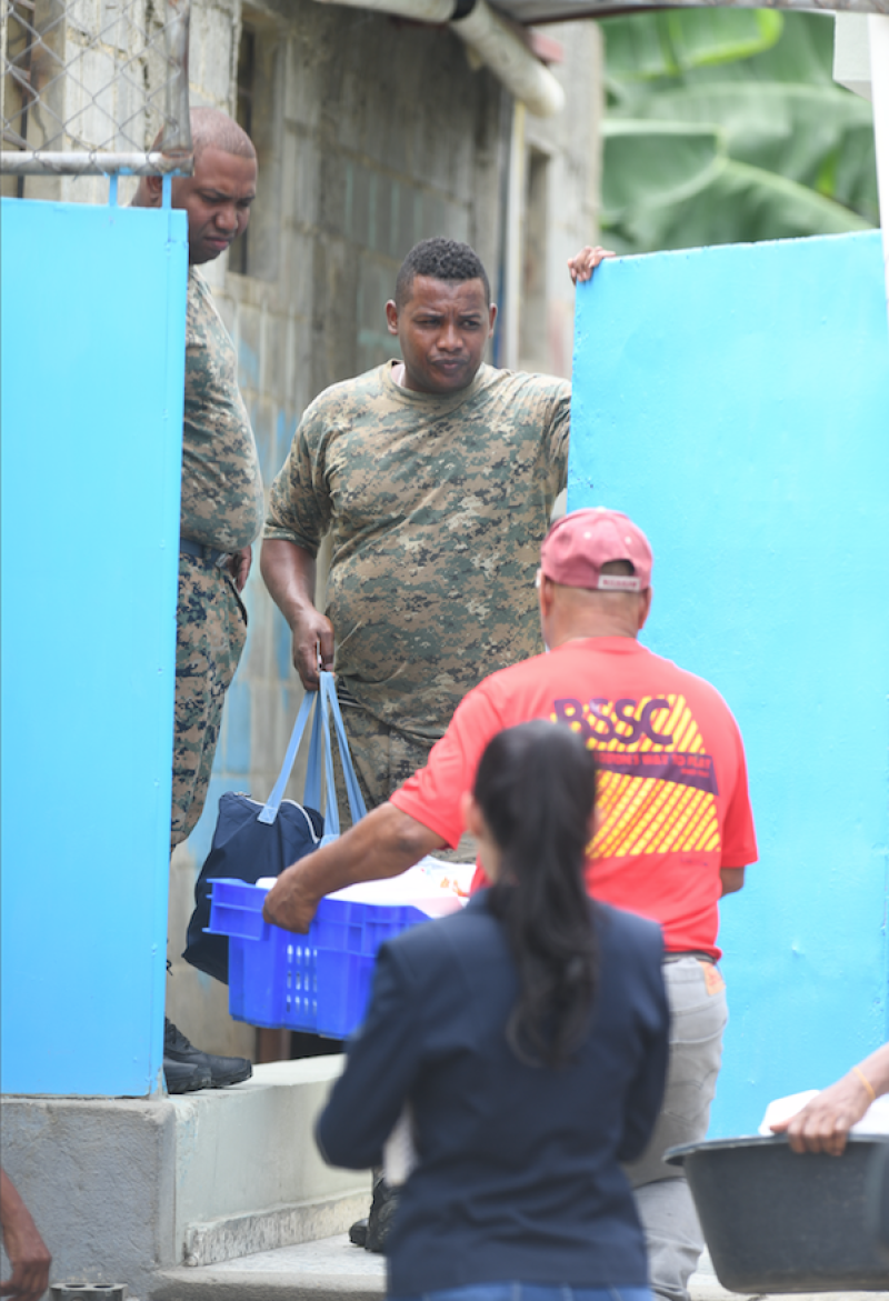 Parientes de presos preventivos tramitan en el recinto la entrega de comidas y ropas.