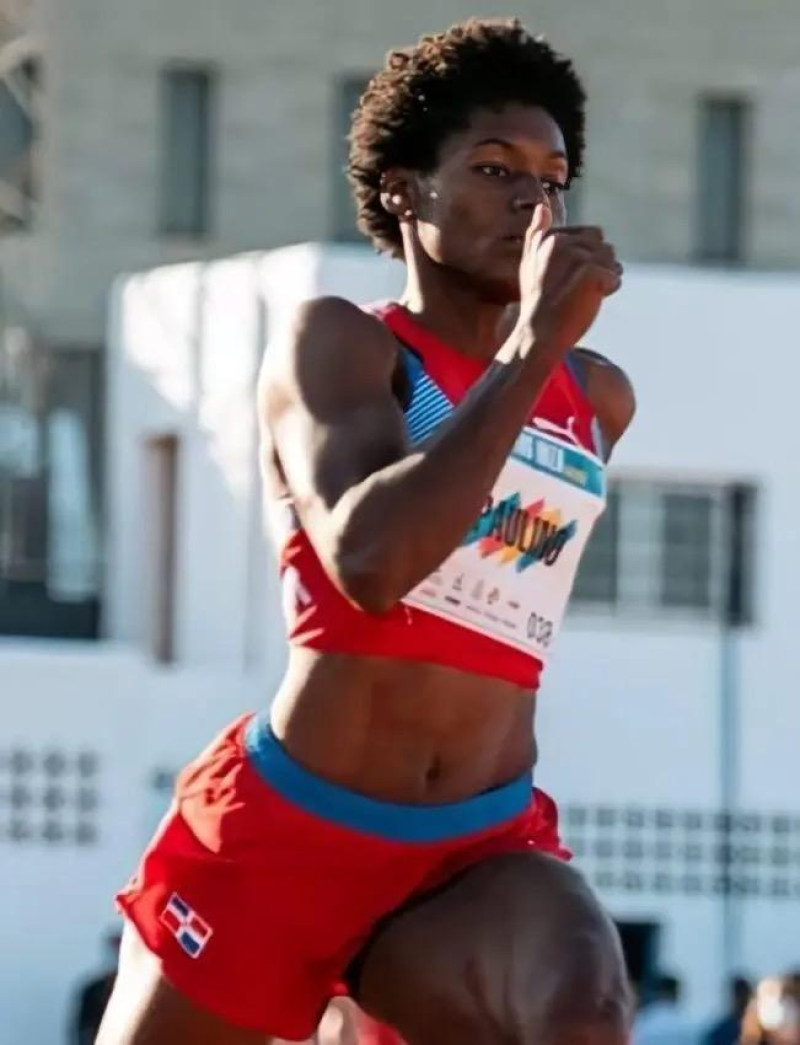 La doble medallista olímpica dominó las pruebas de 100 y 200 metros femeninos del Invitaional de Atletimo "Isaac Ogando".