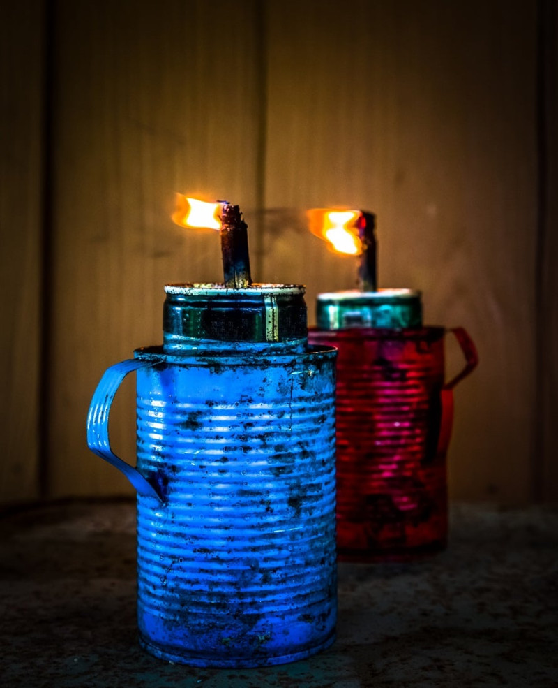 Humeadoras. Con un trapo y trementina consigues un objeto retro todavía usado en los campos dominicanos donde todavía no llega la electricidad.